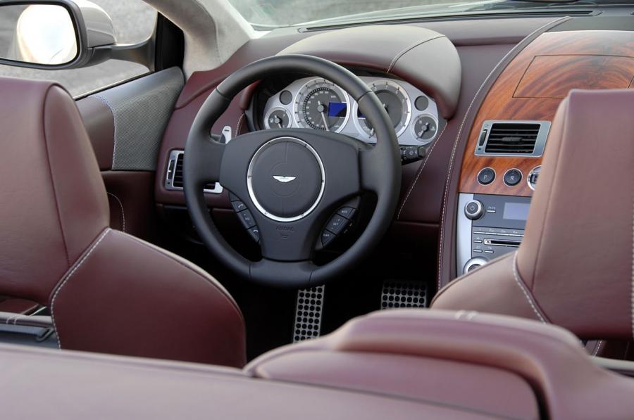 Интерьер Aston Martin DB9 Volante 2009 года  (фото 17 из 41)